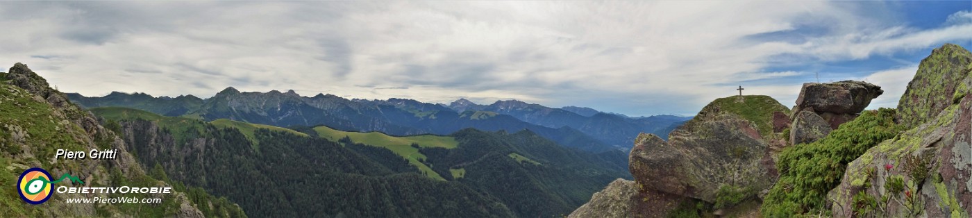 44 Vista panoramica verso la cima dello sperone roccioso del Mincucco (1832 m), sulla quale si erge croce in legno.jpg